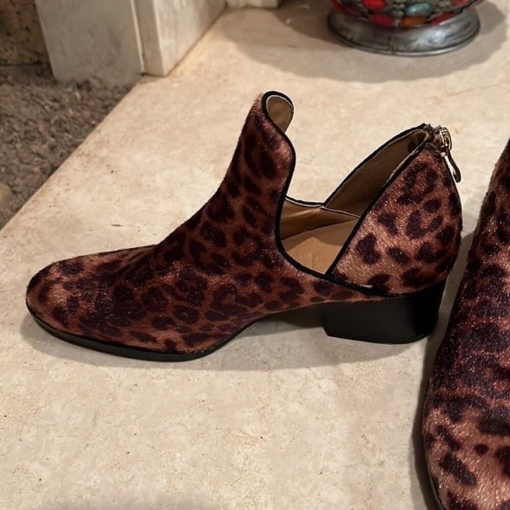 New Directions Fredricka animal print booties size 6.5 - Picture 3 of 8